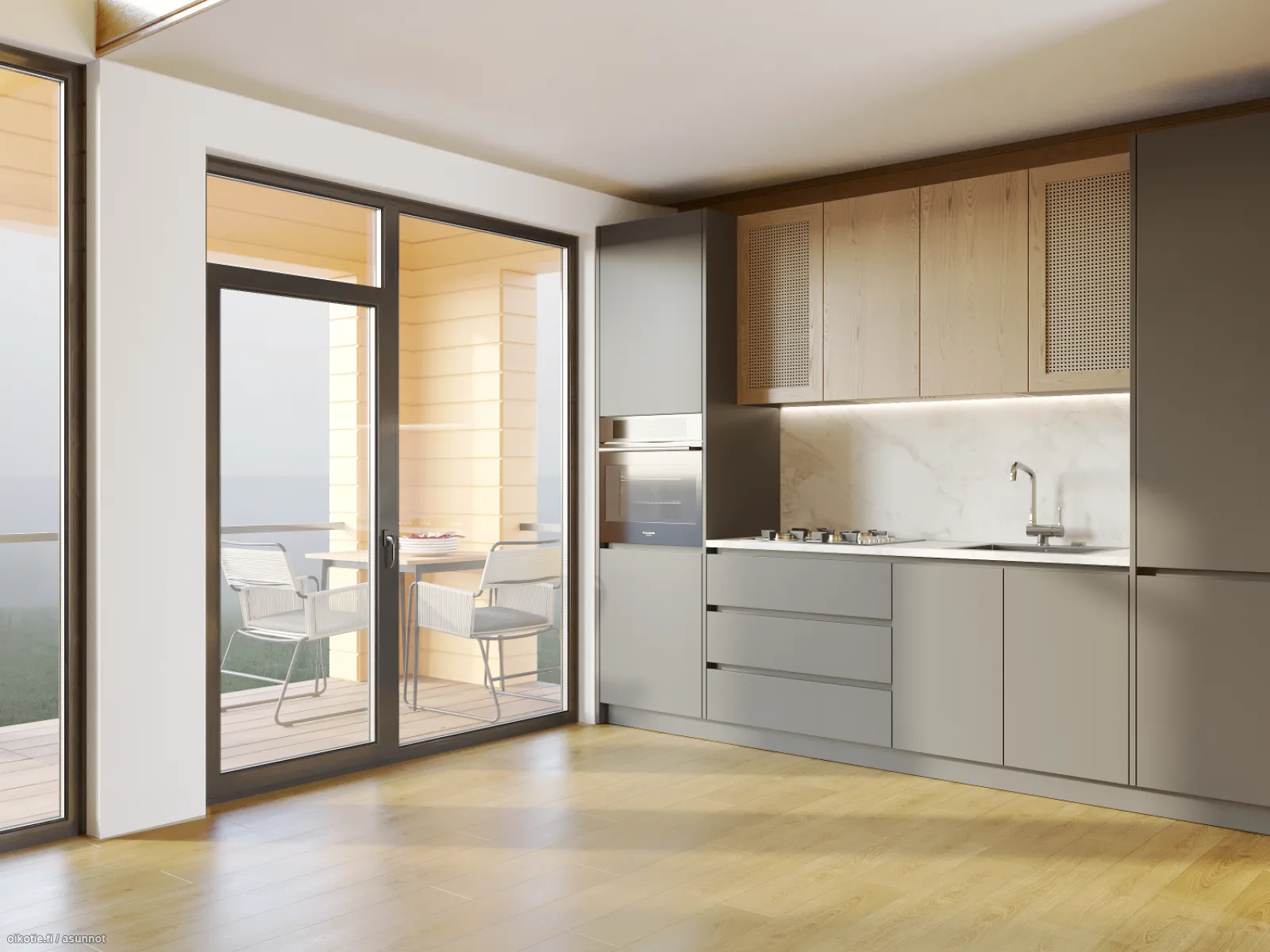 Moderni keittiö, jossa on harmaat kaapit, puukuvioiset yläkaapit ja suuri lasiovi parvekkeelle, valoisa ja avara tila.